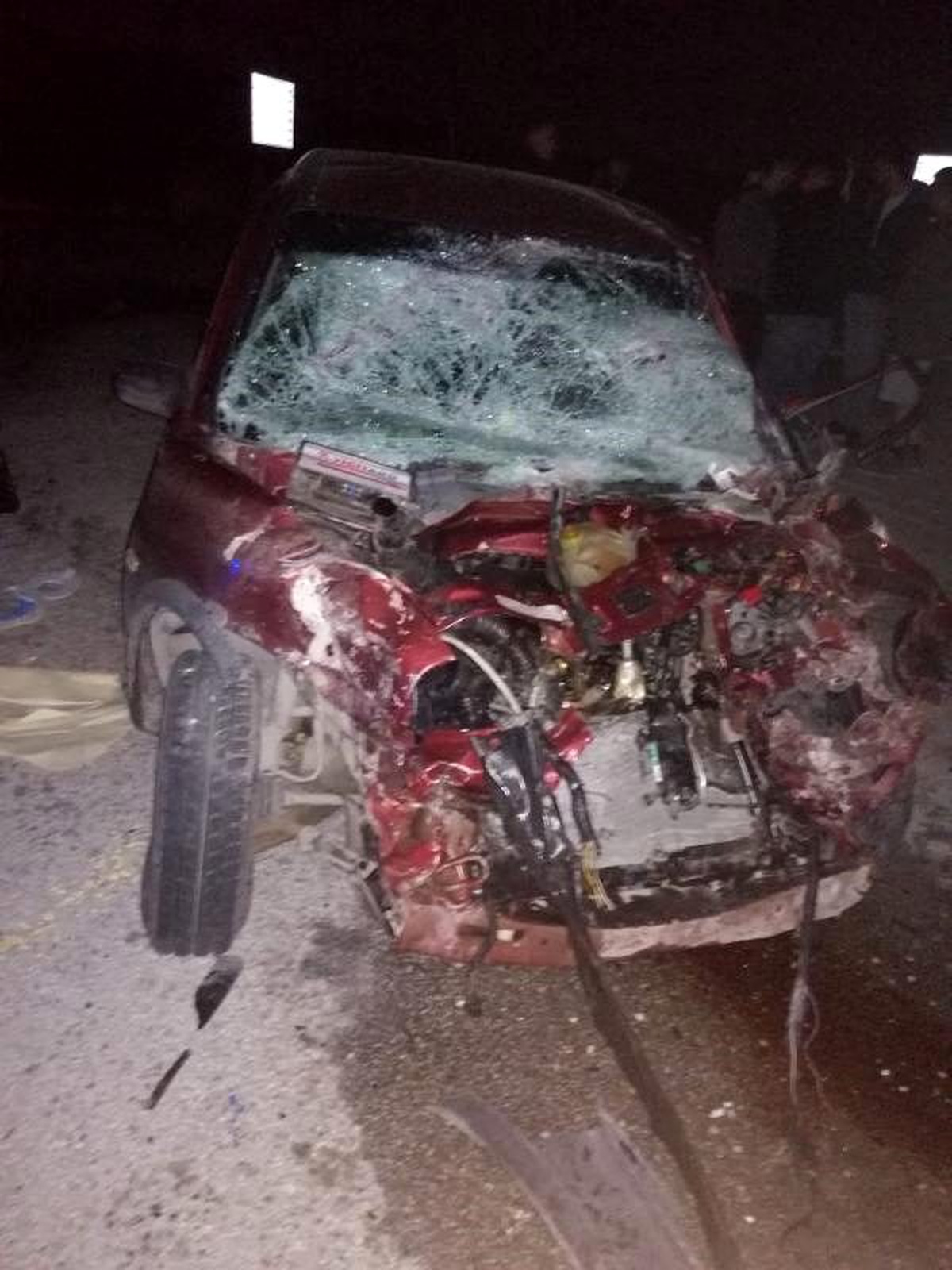 Otomobille çarpışan kamyonet, toprağa saplanıp dik durdu: 1 ölü