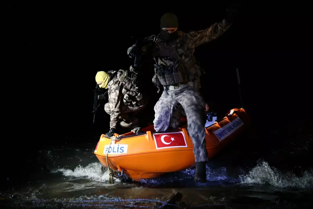 Özel harekat polisleri Yunanistan\'ın göçmenleri geri itmesine karşı geceleri de nöbet tutuyor