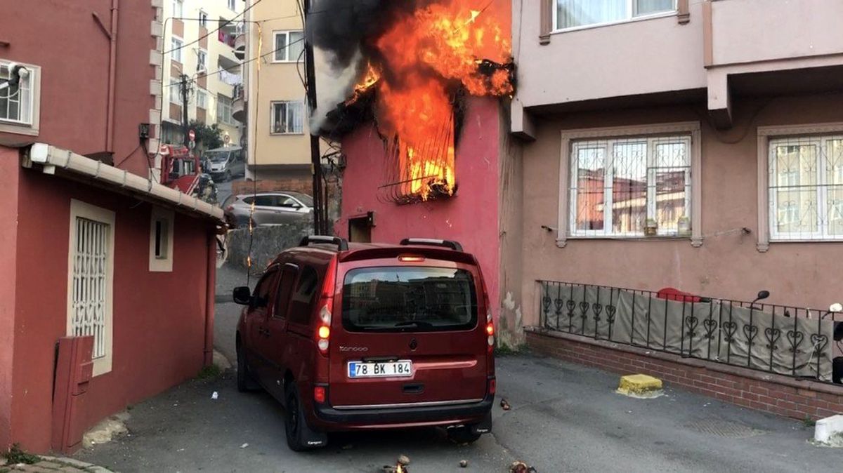 (Özel) Şişli\'de korku dolu anlar: Yangından çocuklarıyla kaçtılar