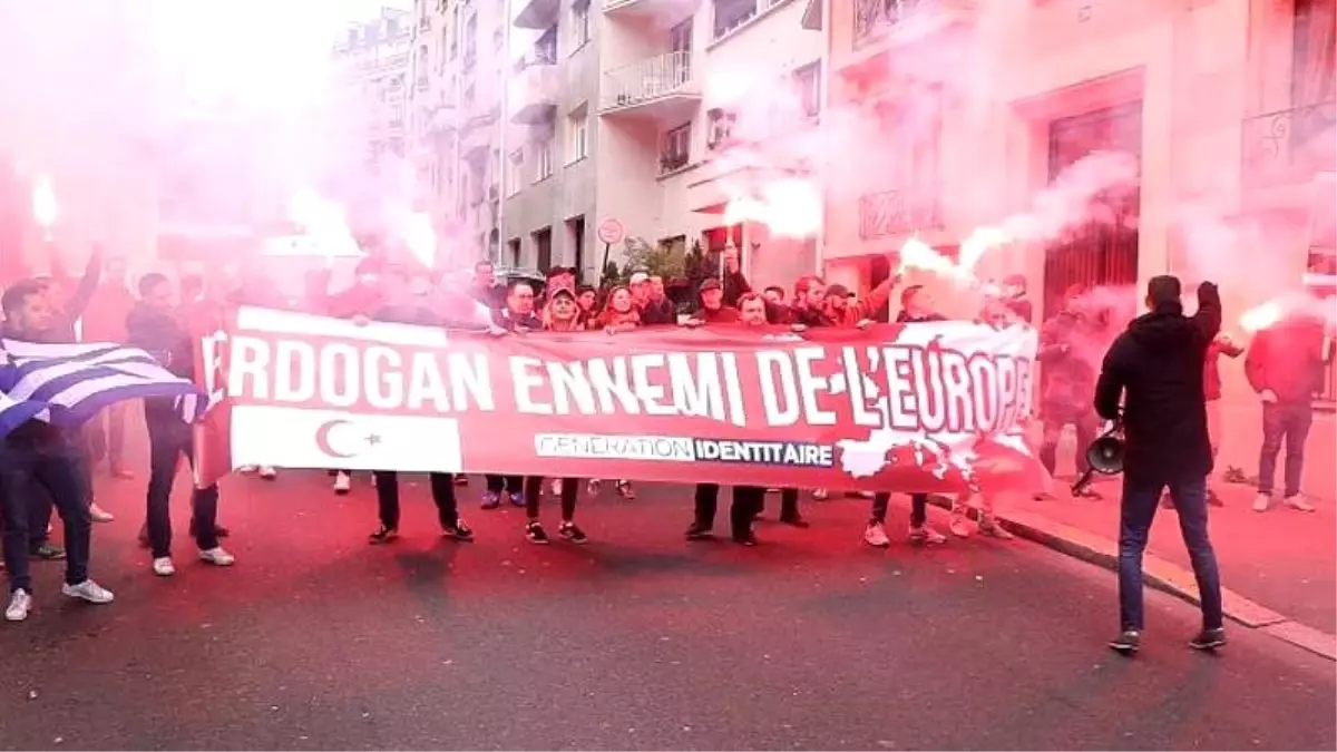 Paris\'te "Erdoğan Avrupa\'nın Düşmanı" pankartı açan Fransızlara 24 saatlik gözaltı