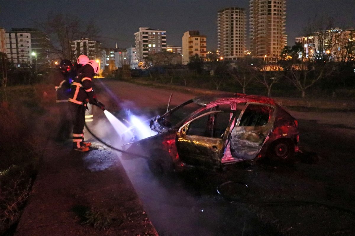Polisten kaçarken kaza yapan sürücüyü yanan aracından ekipler çıkardı
