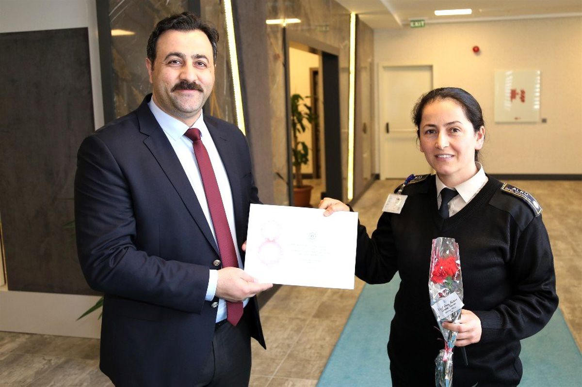 Rektör Kalan kadınlara karanfil dağıttı