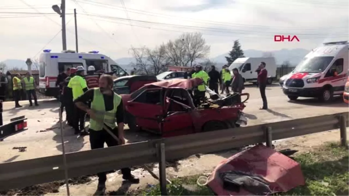 SAKARYA Önce temizlik aracına sonra otomobile çarptı 3 yaralı