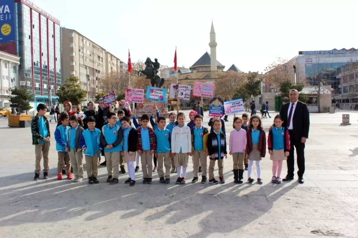 Şehit Ömer Halis Demir, ilkokulu öğrencileri kadın esnafa karanfil dağıttı