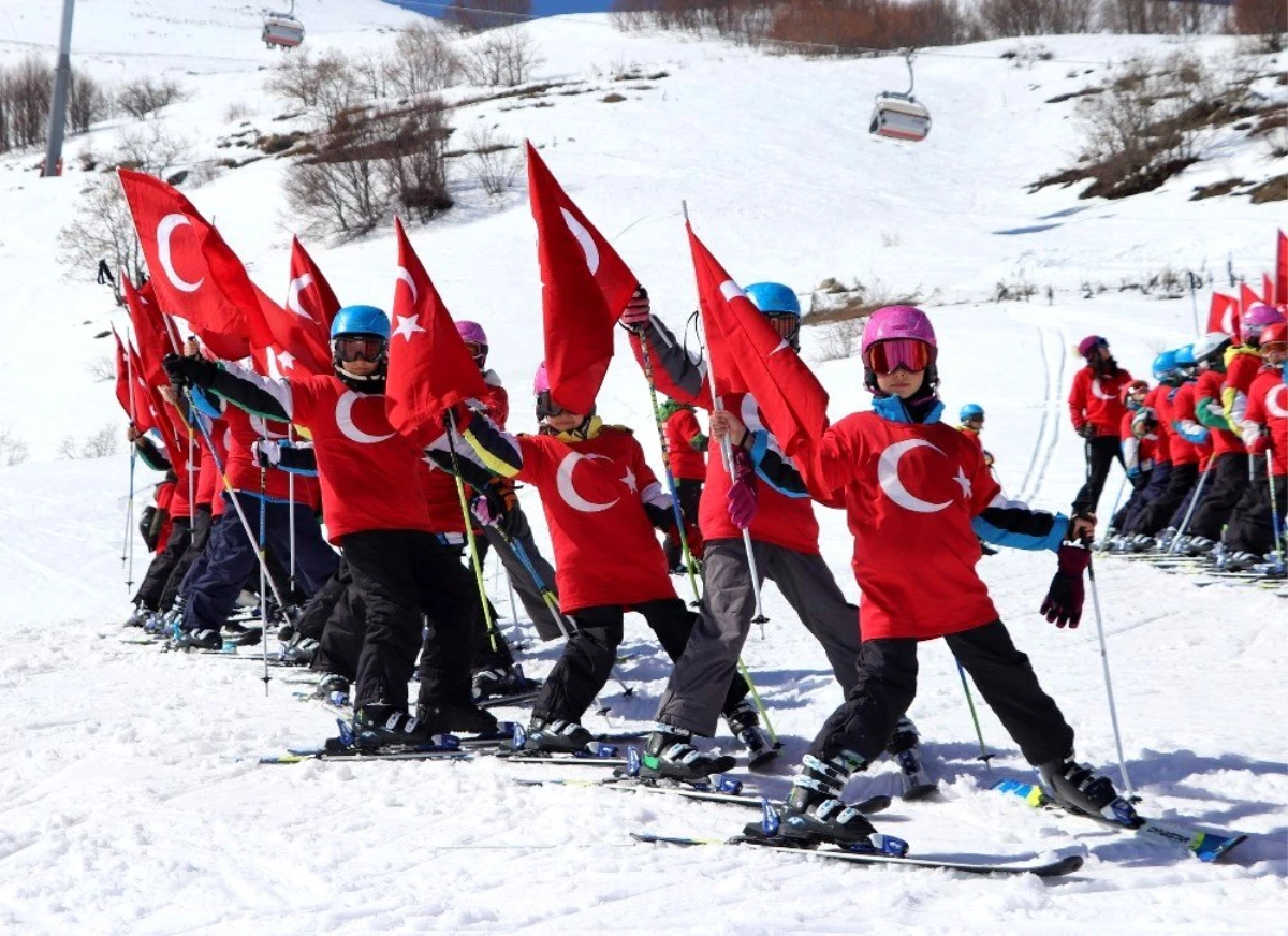 Şehitler için bayraklarla kaydılar