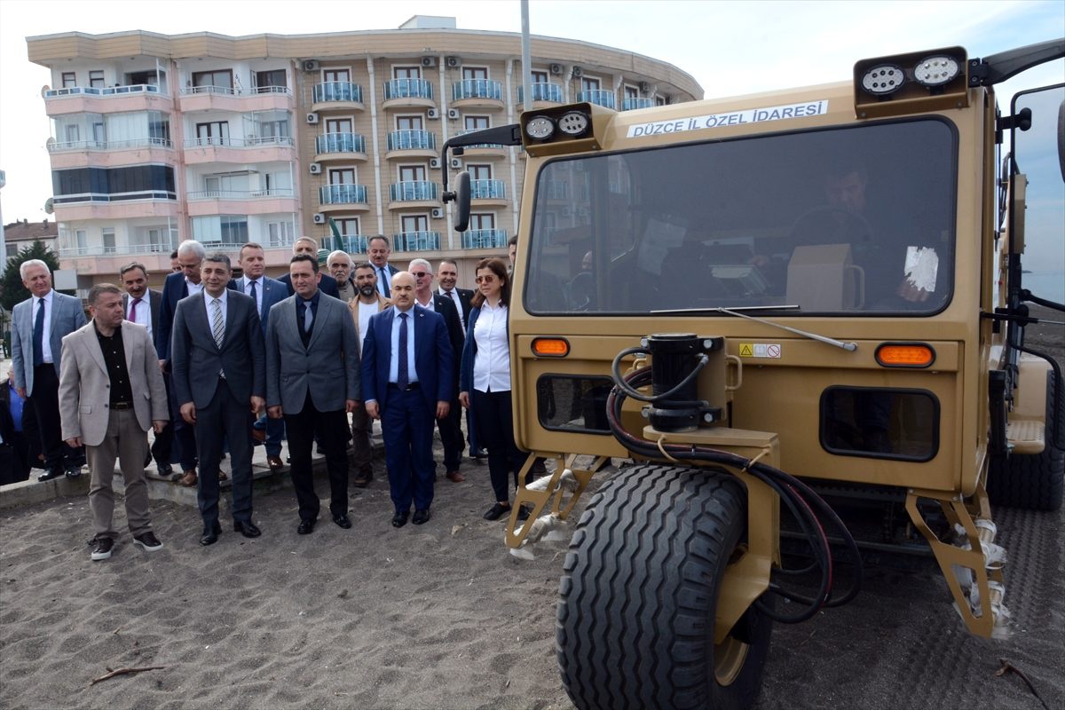 Selden etkilenen Akçokoca\'ya kum temizleme aracı alındı