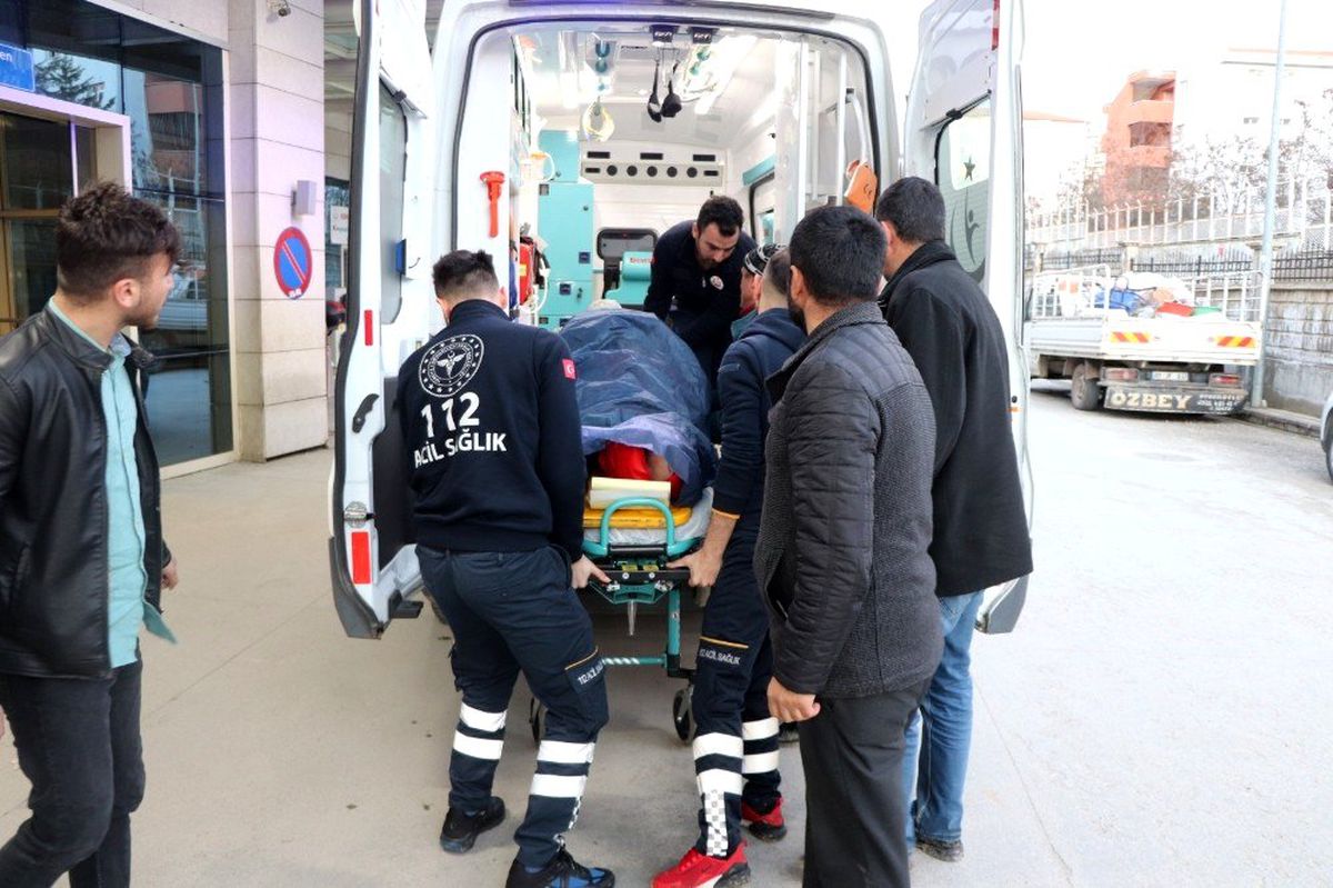 Siirt\'te traktör ile römork arasına sıkışan bir kişi yaralandı