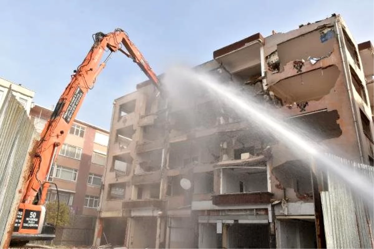 Silivri\'de 45 yıllık bina kentsel dönüşüm kapsamında yıkıldı