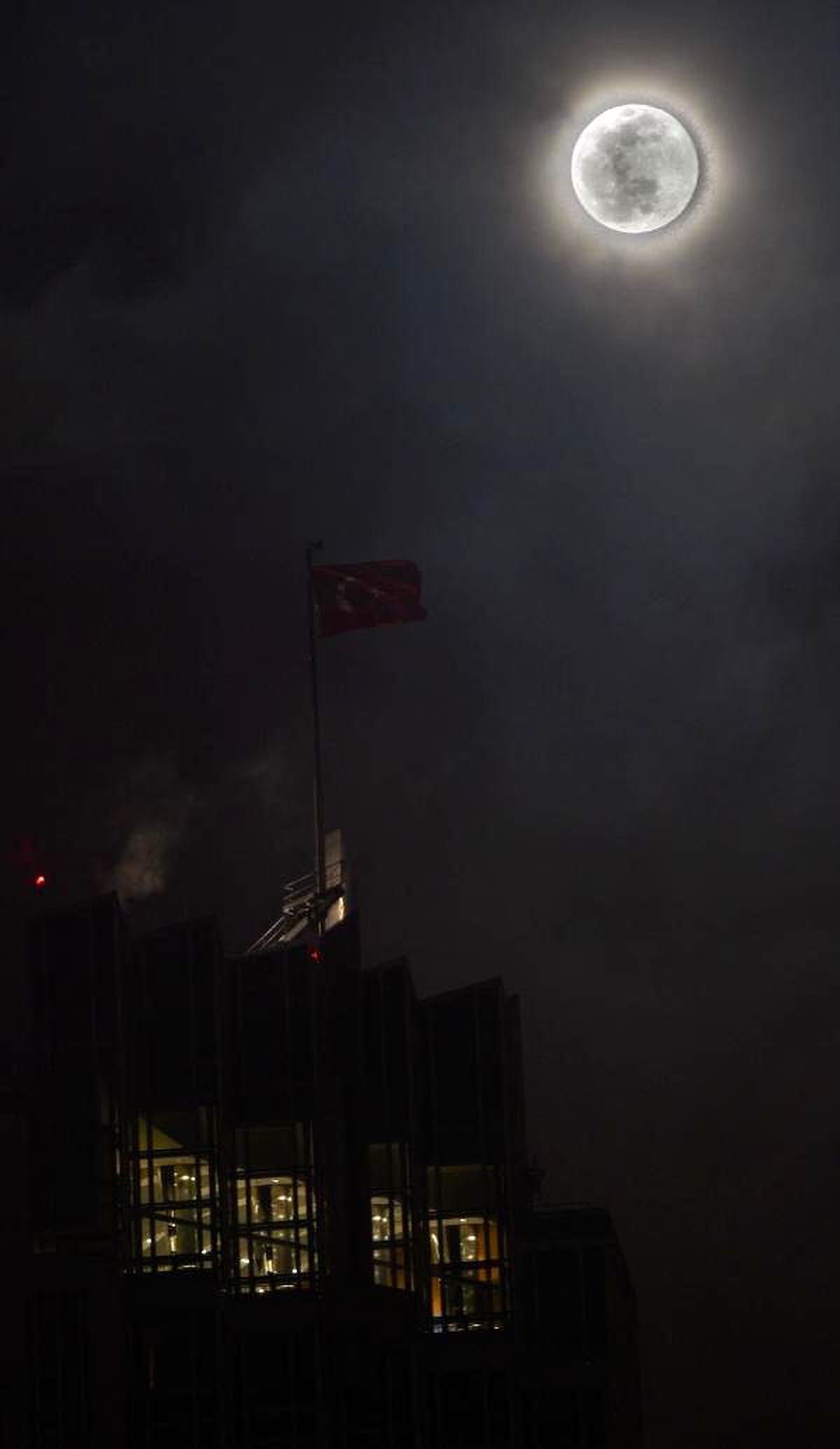 Süper Ay görenleri büyüledi