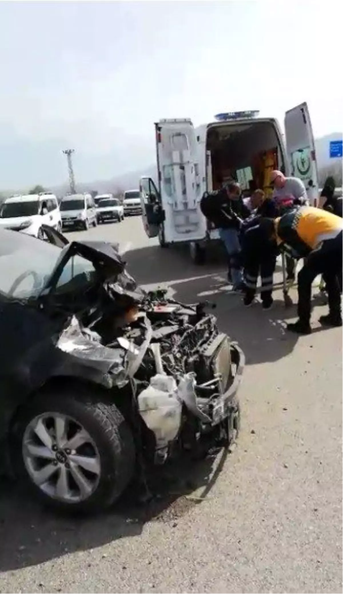 Tokat\'ta kavşakta otomobille kamyonet çarpıştı: 3 yaralı