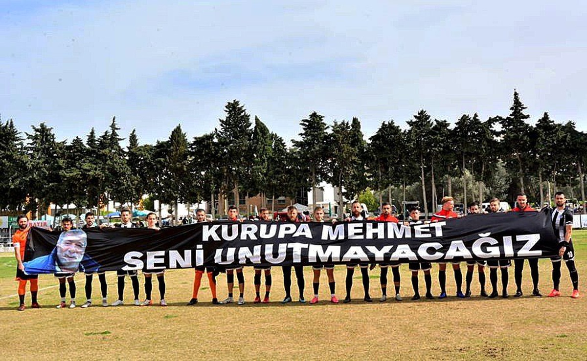 Toprağa verilen eski yönetici için futbolculardan anlamlı pankart