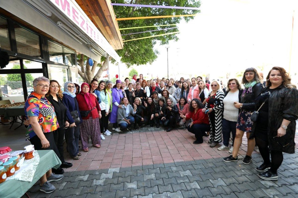 Üretici kadınların buluşma mekanı Özgür Kafe açıldı