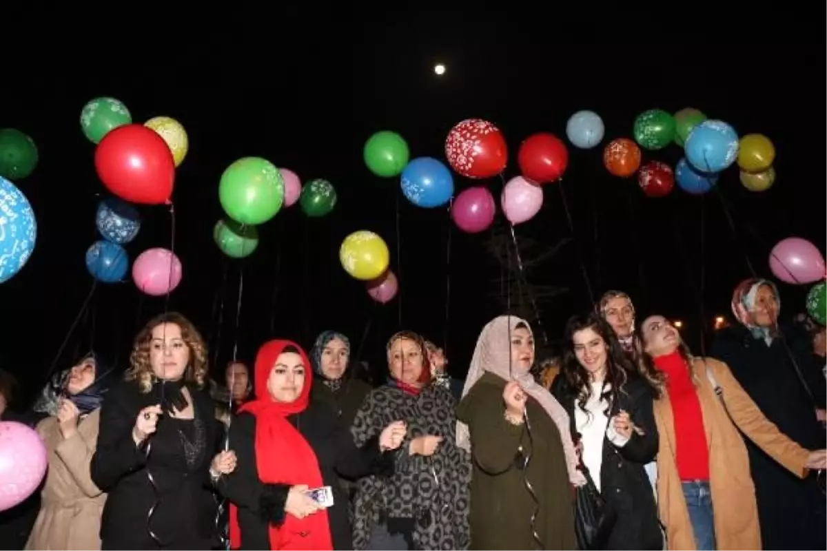 Van\'da, öldürülen 474 kadın anısına ışıklı balon uçuruldu