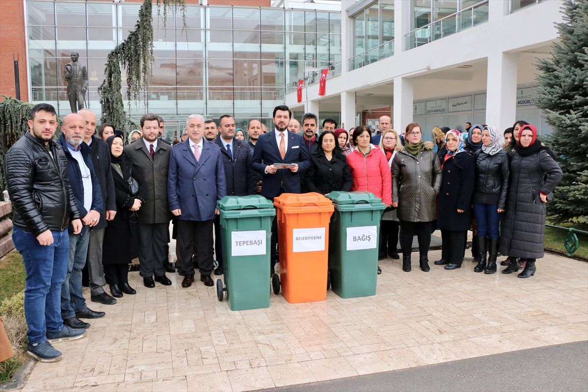 AK Parti Tepebaşı İlçe Başkanı Çizmelioğlu\'ndan Tepebaşı Belediyesine çöp konteyneri eleştirisi