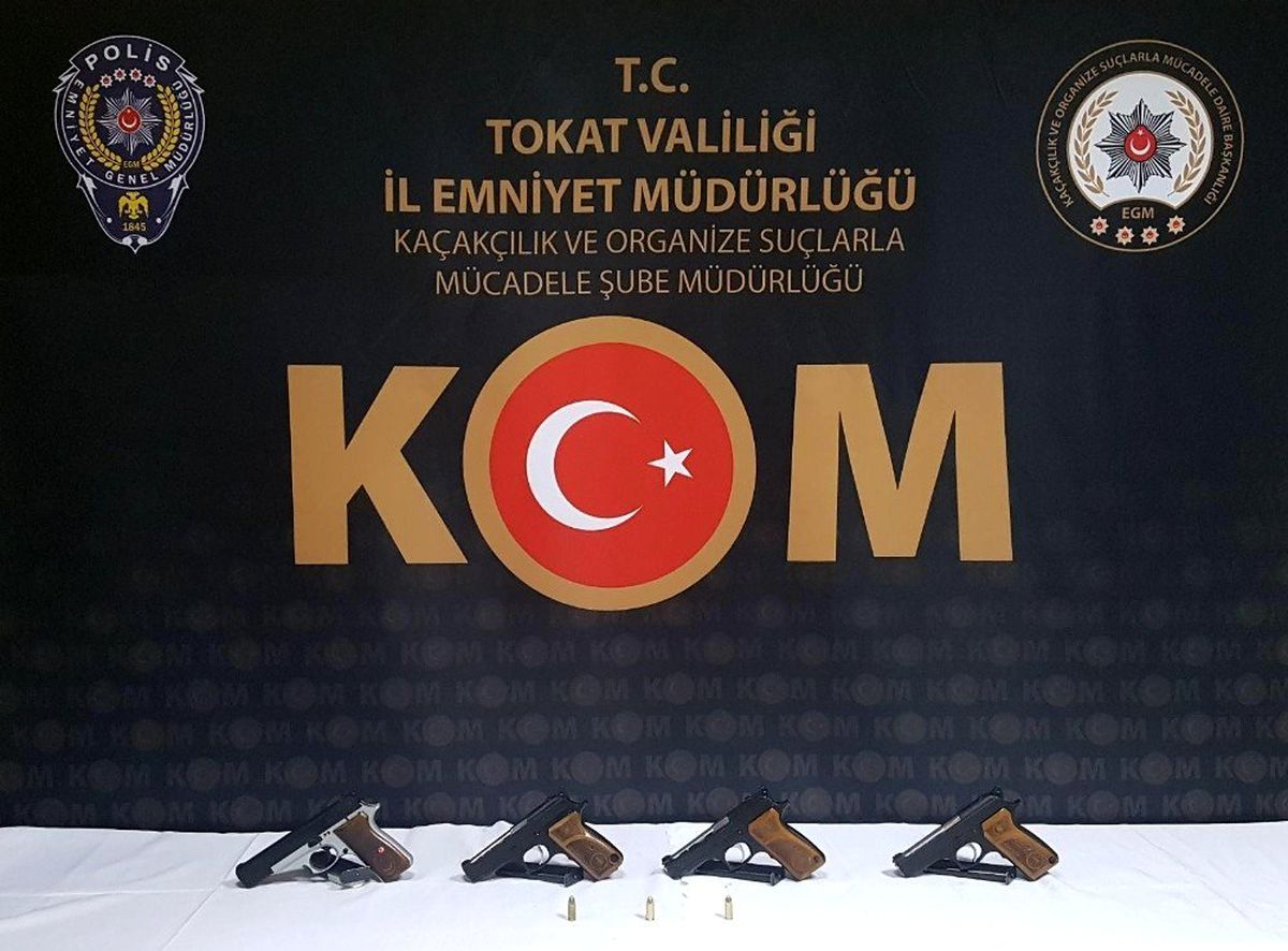 Aracında 4 adet ruhsatsız tabanca ele geçirildi