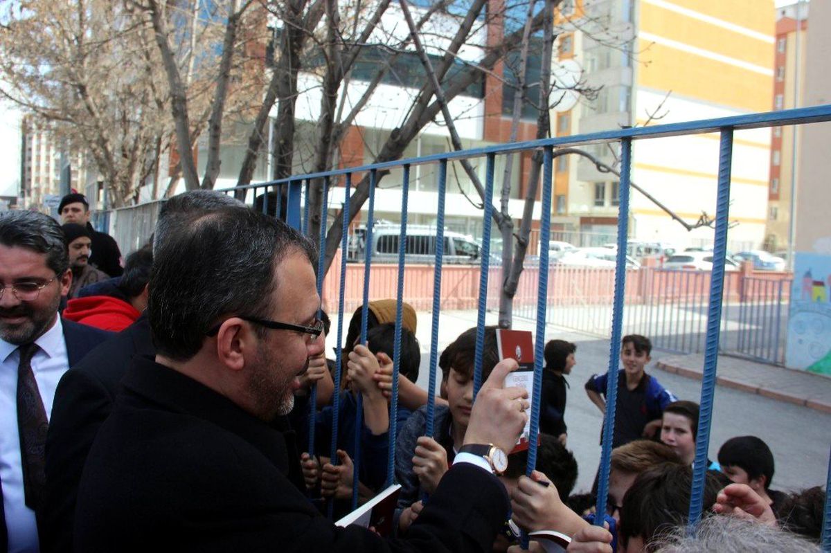 Bakan Kasapoğlu çocuklara kitap ve top hediye etti