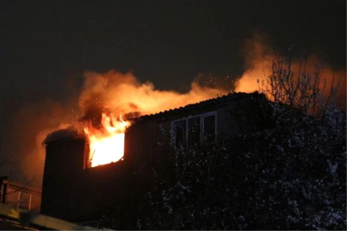 Beyoğlu\'nda bir ay önce boşaltılan binanın çatı katında yangın çıktı