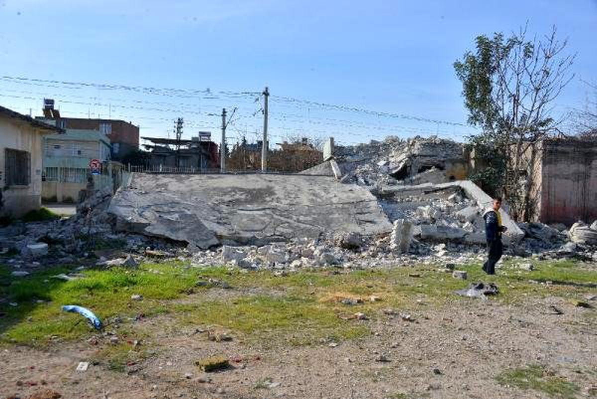 Bulvar çalışması için 10 yıl önce boşlatılan tek katlı bina çöktü