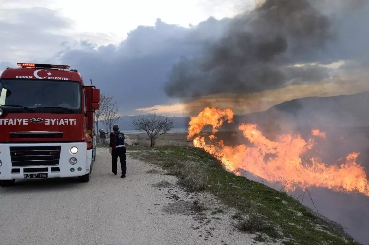 Burdur Gölü\'nde sazlık yangını