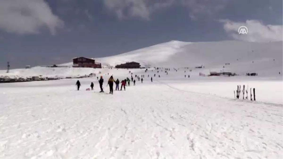 Hakkarili gençlerin snowboard heyecanı