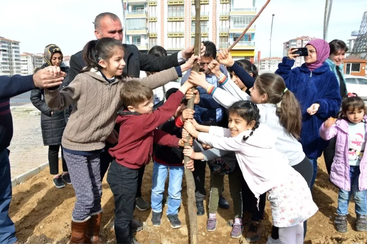 İşitme engelli öğrencilerden ağaçlandırmaya destek