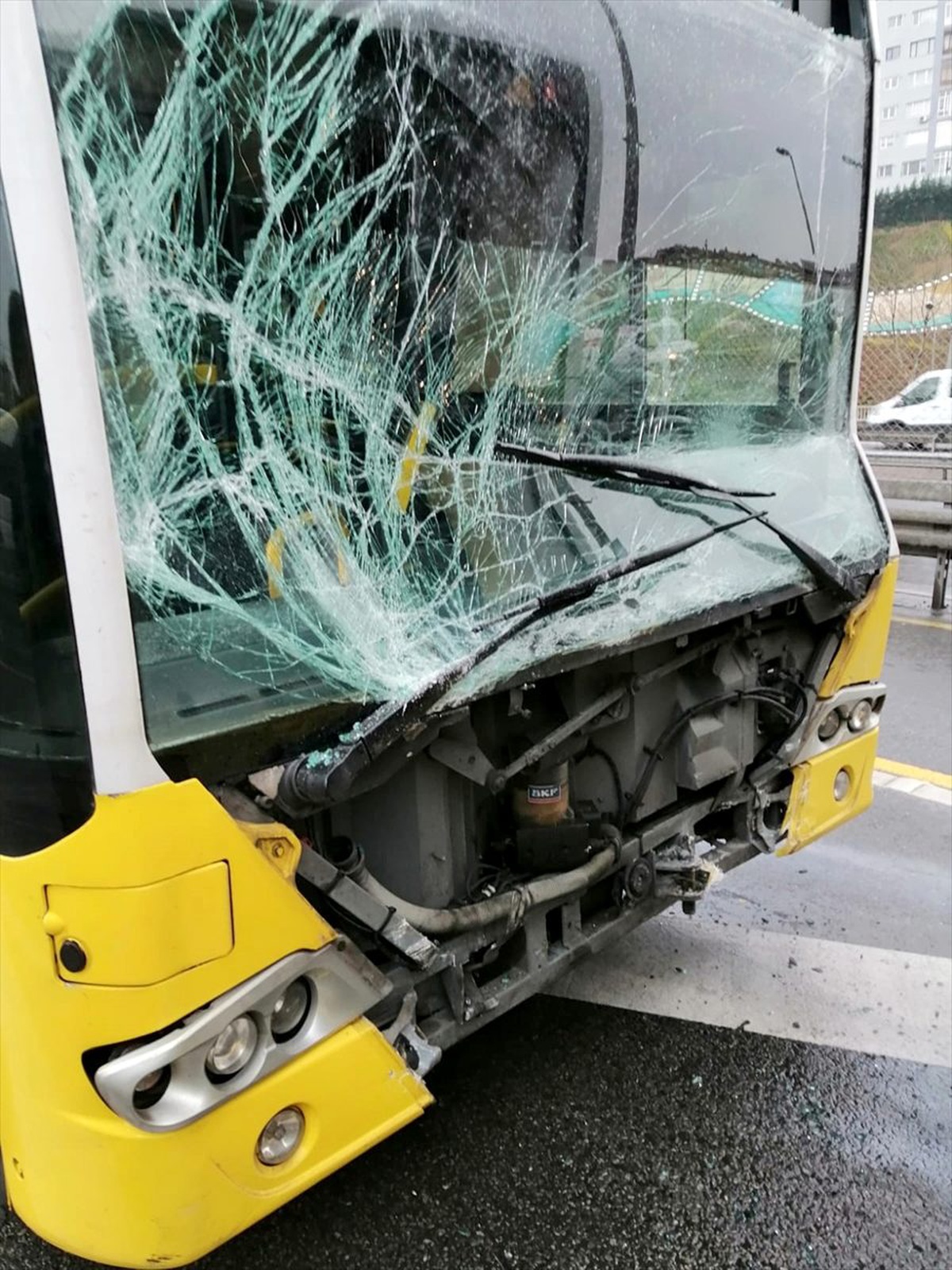 İstanbul\'da iki metrobüs çarpıştı: 10 yaralı