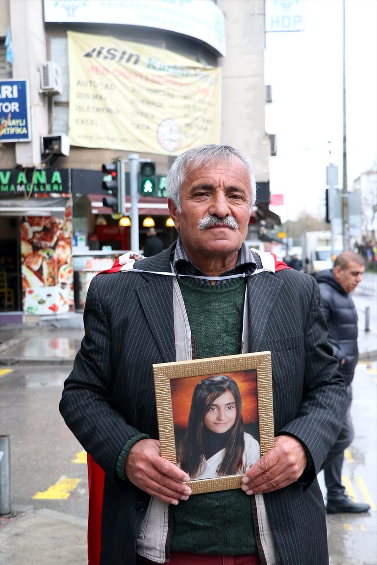 Kızı dağa kaçırılan baba, evlat nöbetini İzmir\'de sürdürüyor