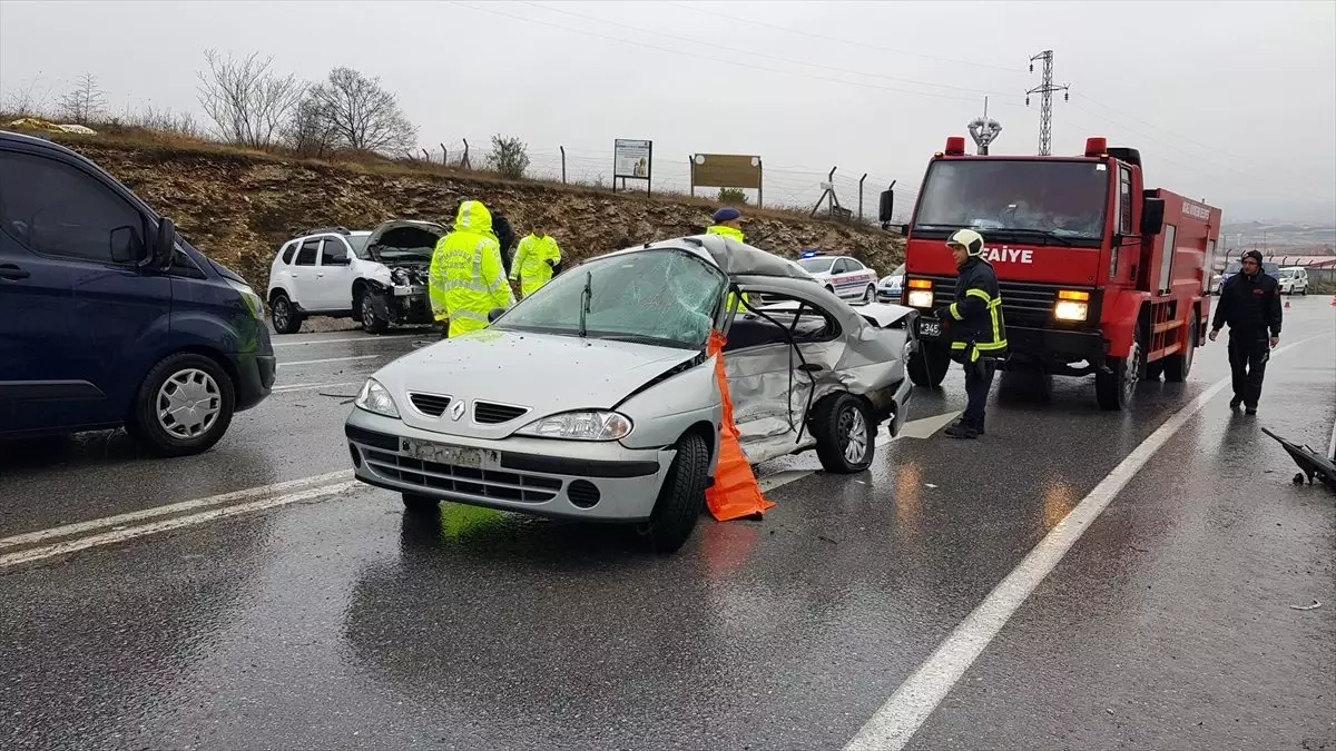 Kocaeli\'de ciple otomobil çarpıştı: 1 ölü, 1 yaralı