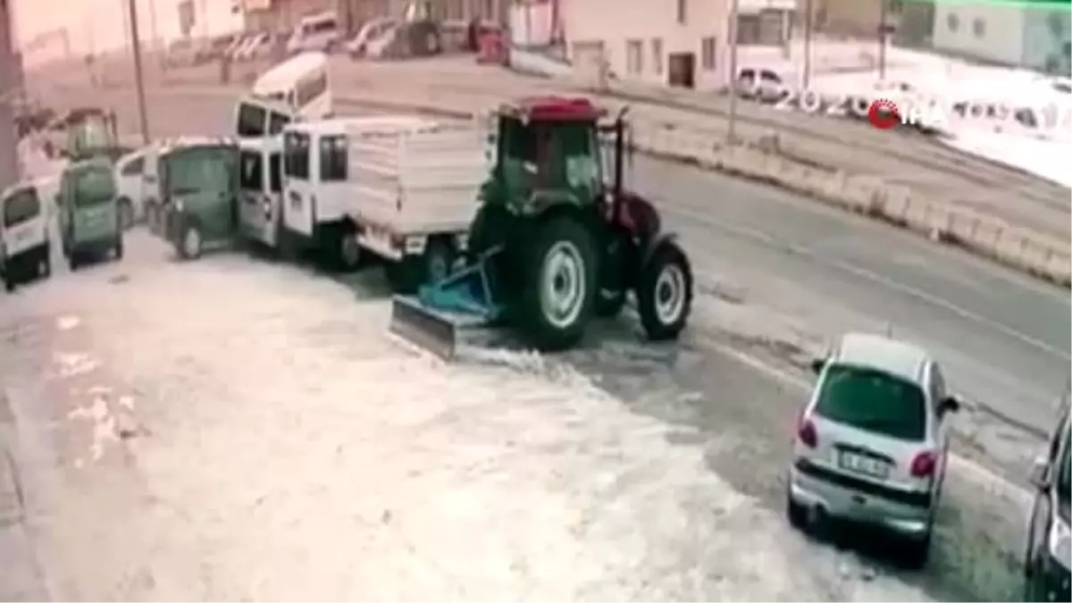 Kontrolden çıkan kamyonet park halindeki araçların üzerine böyle uçtu