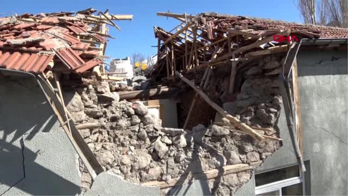 KONYA Ereğli\'de fırtına; cami minaresi devrildi, çatılar uçtu