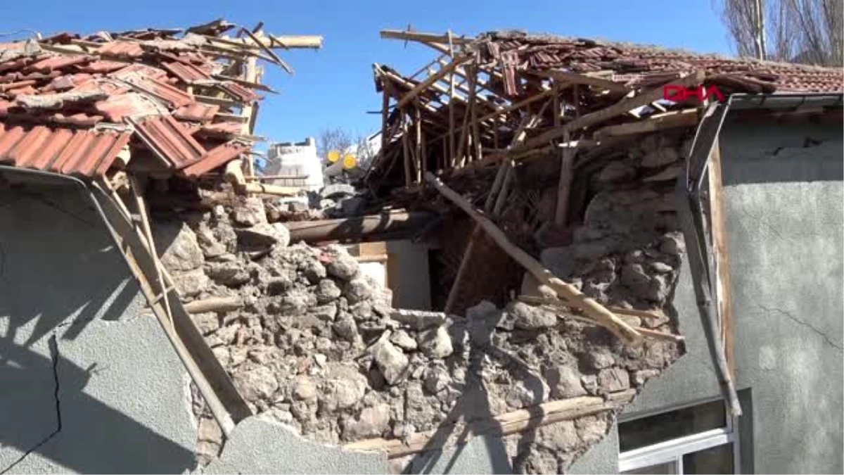 KONYA Halkapınar\'da Küsere Camii\'nin minaresi çöktü, yanındaki evde yaşayan aile son anda kurtuldu