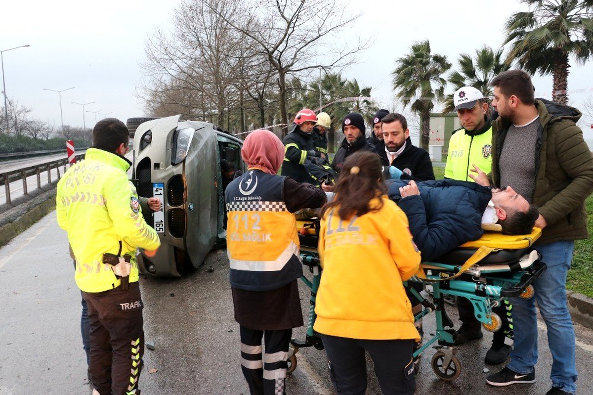 Lüks otomobil bariyerlere çarpıp yan yattı: 2 yaralı