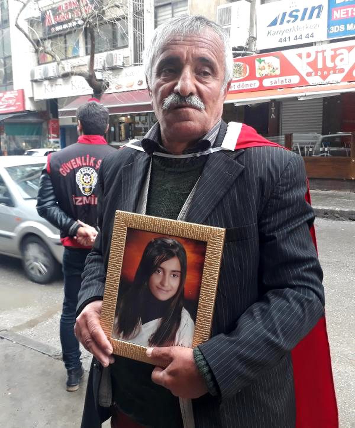 Mehmet Laçin, İzmir\'de HDP önünde evlat nöbetini sürdürüyor