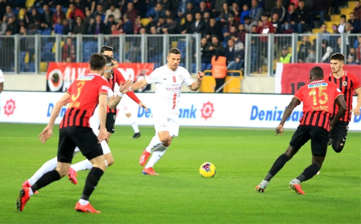 Podolski\'den 5 maçta, 5 puanlık katkı