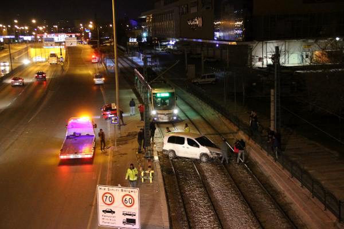 Refüje çarpan hafif ticari araç, tramvay yoluna girdi