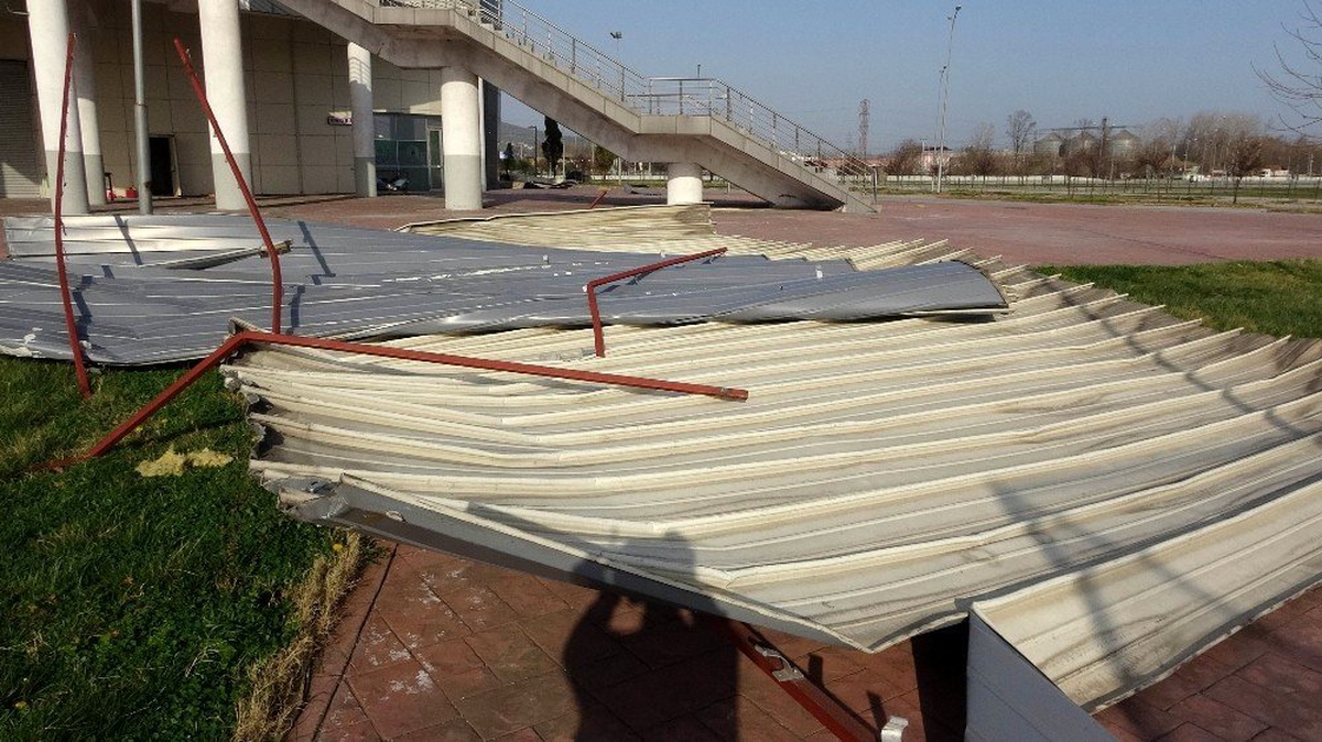 Samsun\'da şiddetli rüzgar kapalı spor salonunun çatısını uçurdu