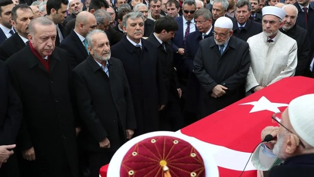 Şevket Kazan'ın cenazesinde yan yana saf tutan Erdoğan ve Gül'ün arasına başka biri girdi