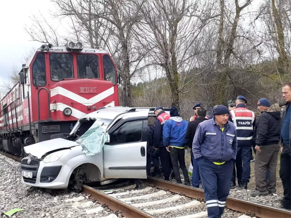 Tren, hafif ticari araca çarptı: 2 ölü, 2 yaralı