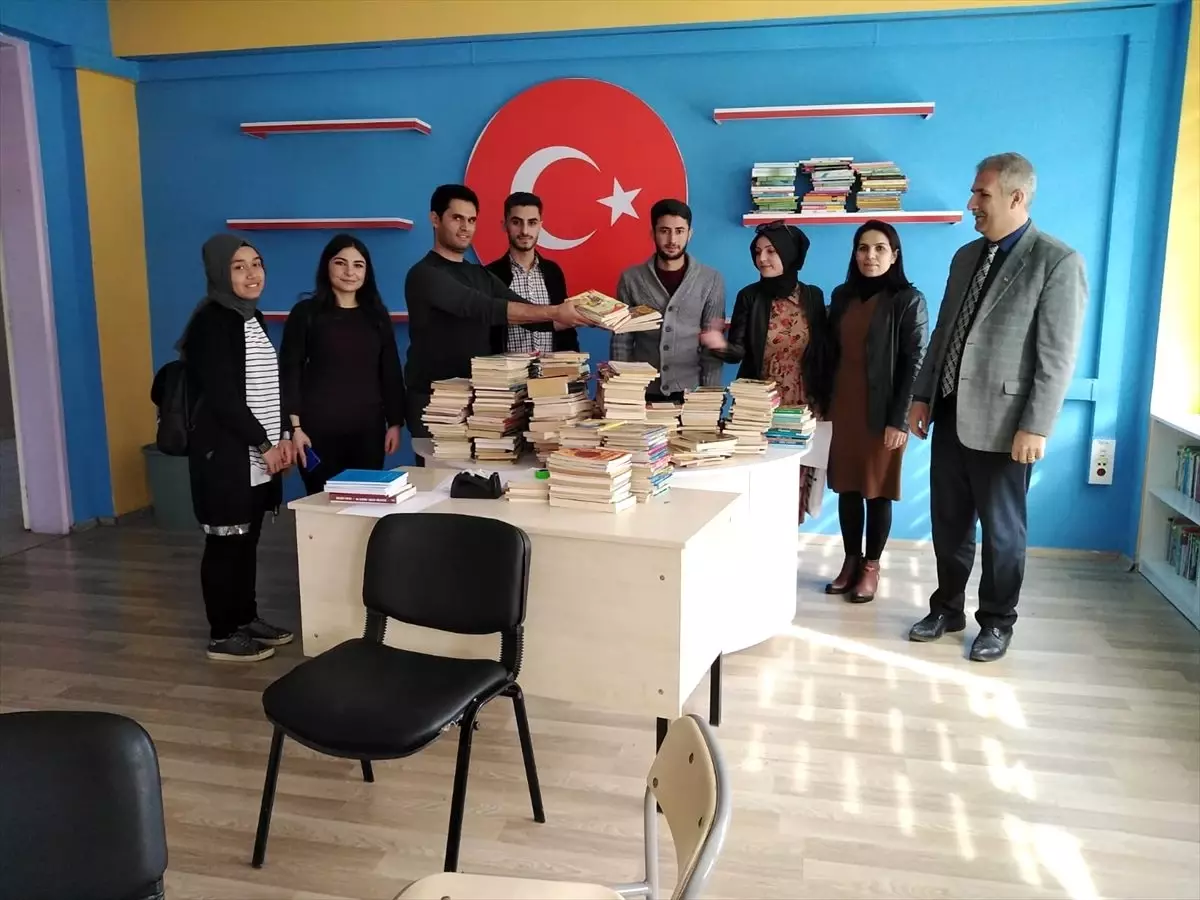 Üniversite öğrencilerinden okul kütüphanesine kitap desteği