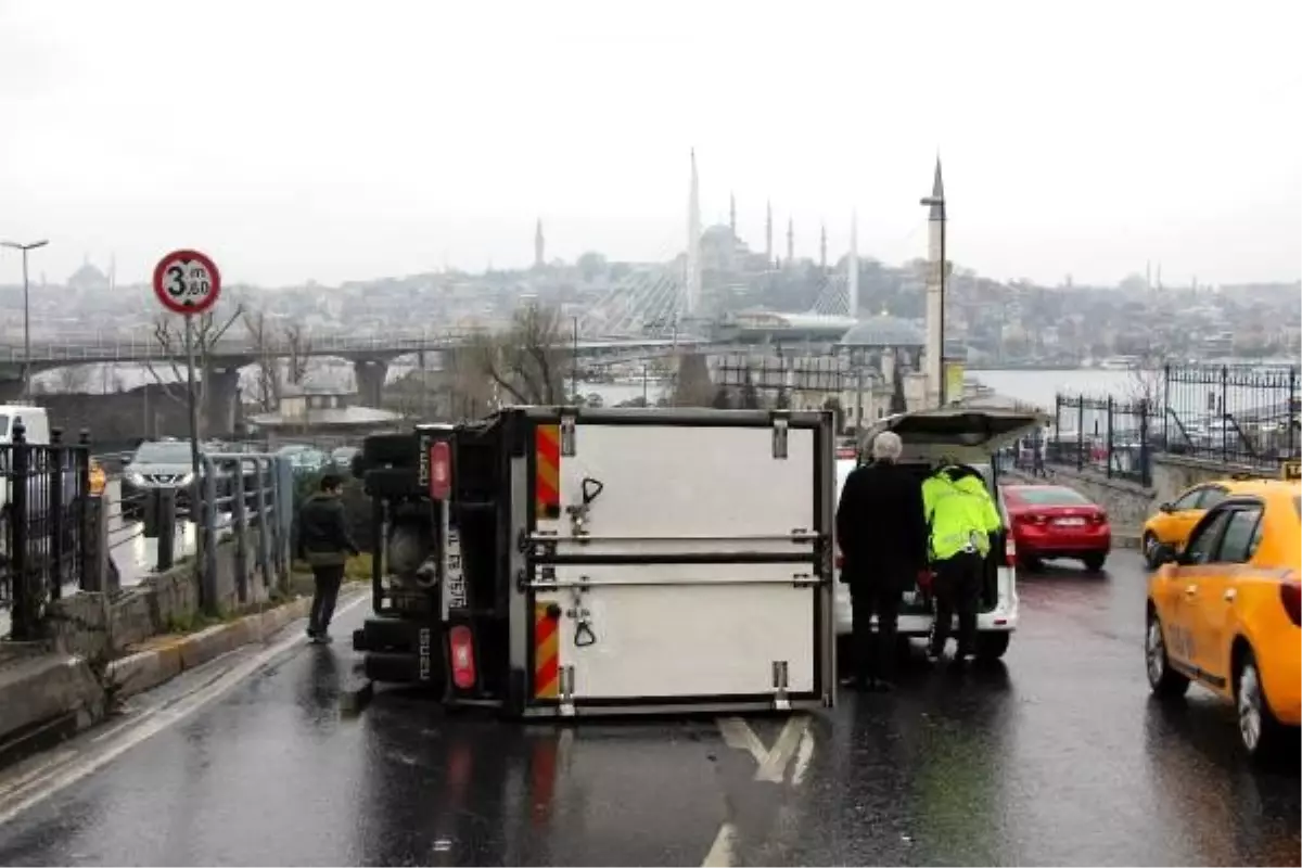 Unkapanı Köprüsü girişinde kaza; trafik kilitlendi