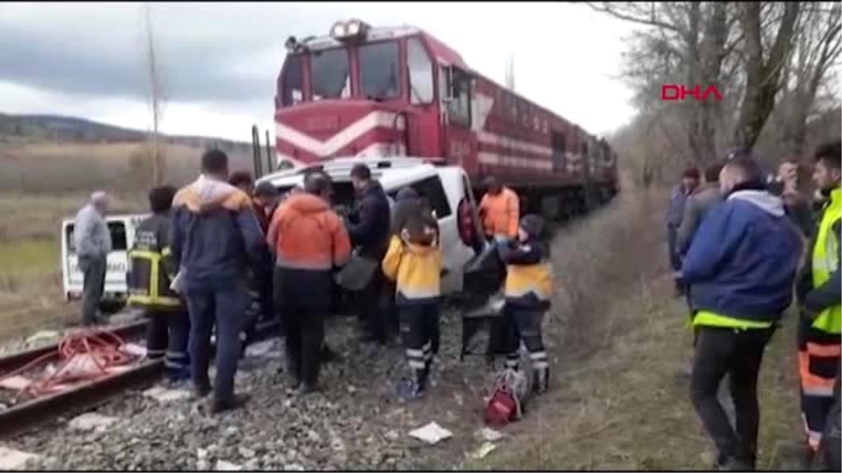 UŞAK Hemzemin geçitte tren hafif ticari araca çarptı: 2 ölü, 2 yaralı