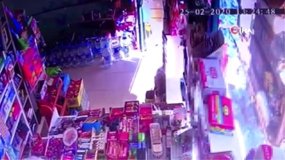 Uyuşturucu etkisinde olan şahsın bıçakla market soyduğu anlar kamerada
