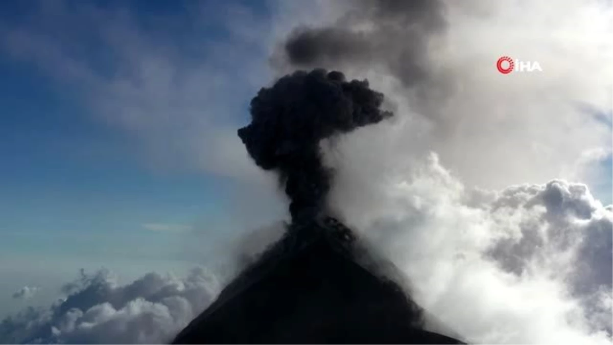 Yanardağ patlamasının eşsiz anları havadan görüntülendiHer yıl binlerce turist, yanardağ...