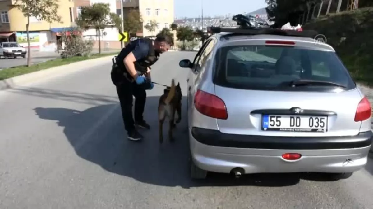 Yoldan geçen vatandaştan uygulama yapan polislere sevgi gösterisi