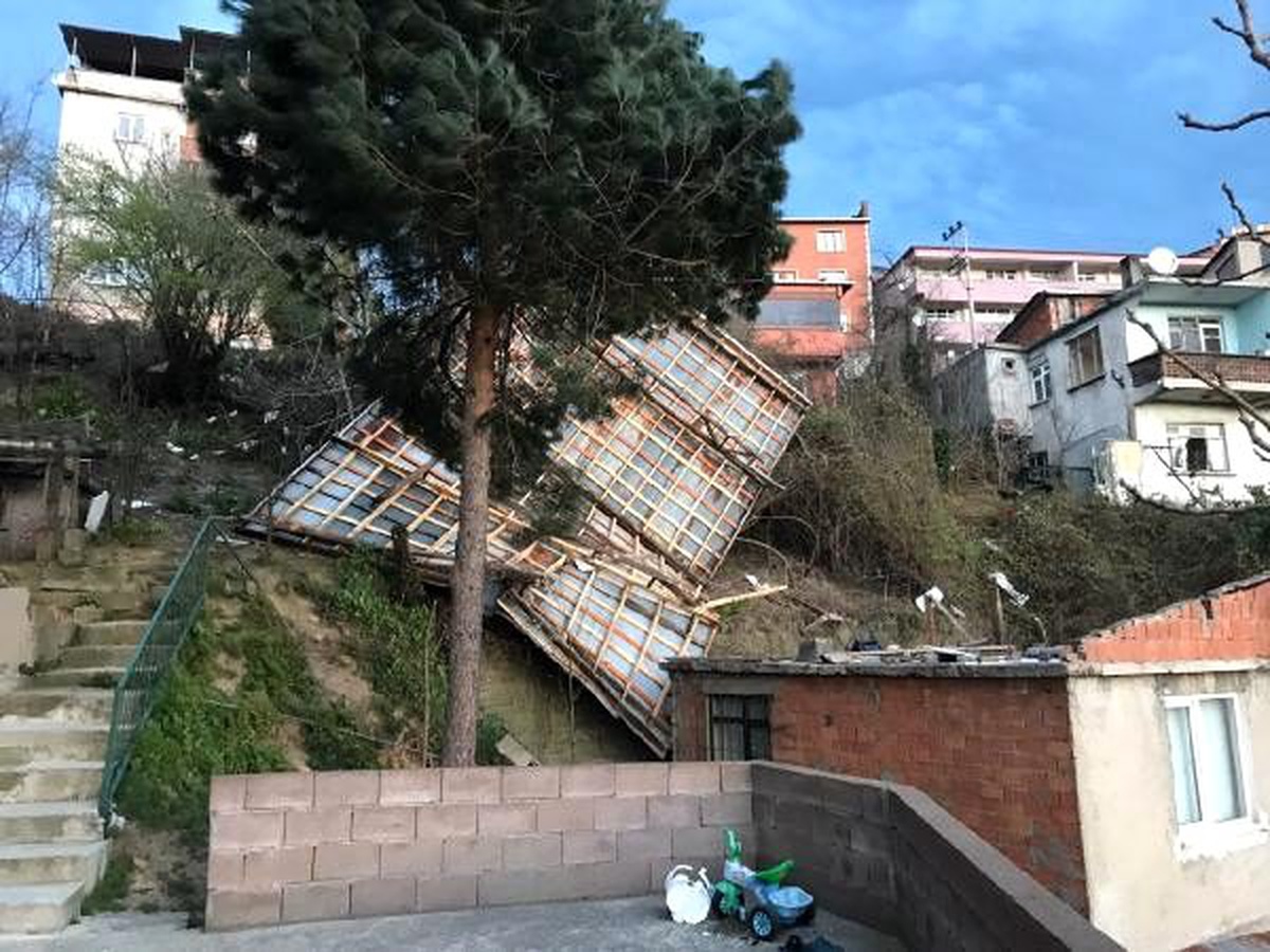 Zonguldak\'ta şiddetli rüzgar çatıları uçurdu