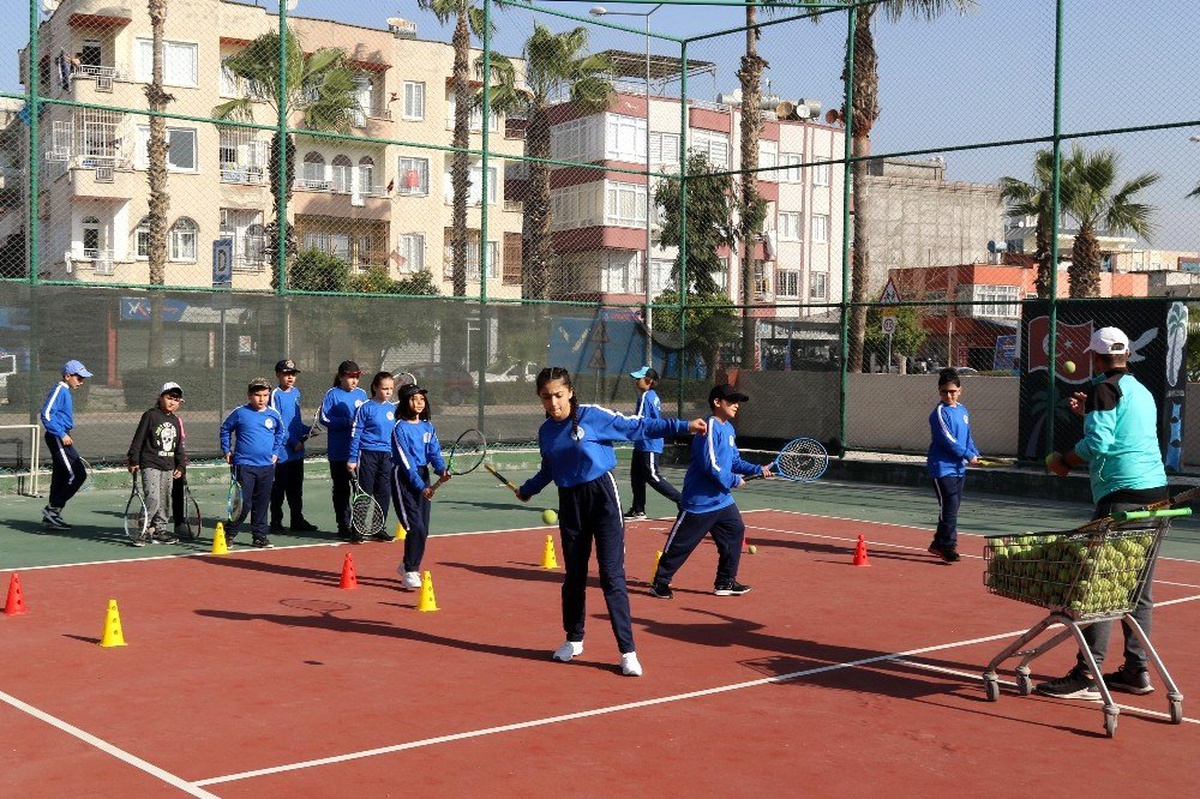 Akdeniz Belediyesi\'nin tenis ve basketbol kurslarına yoğun ilgi