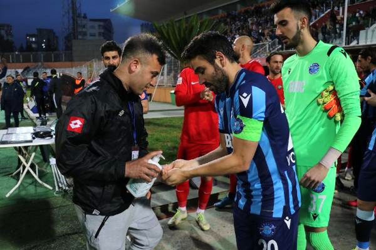 Akhisarspor maçında futbolculara el dezenfeksiyonu
