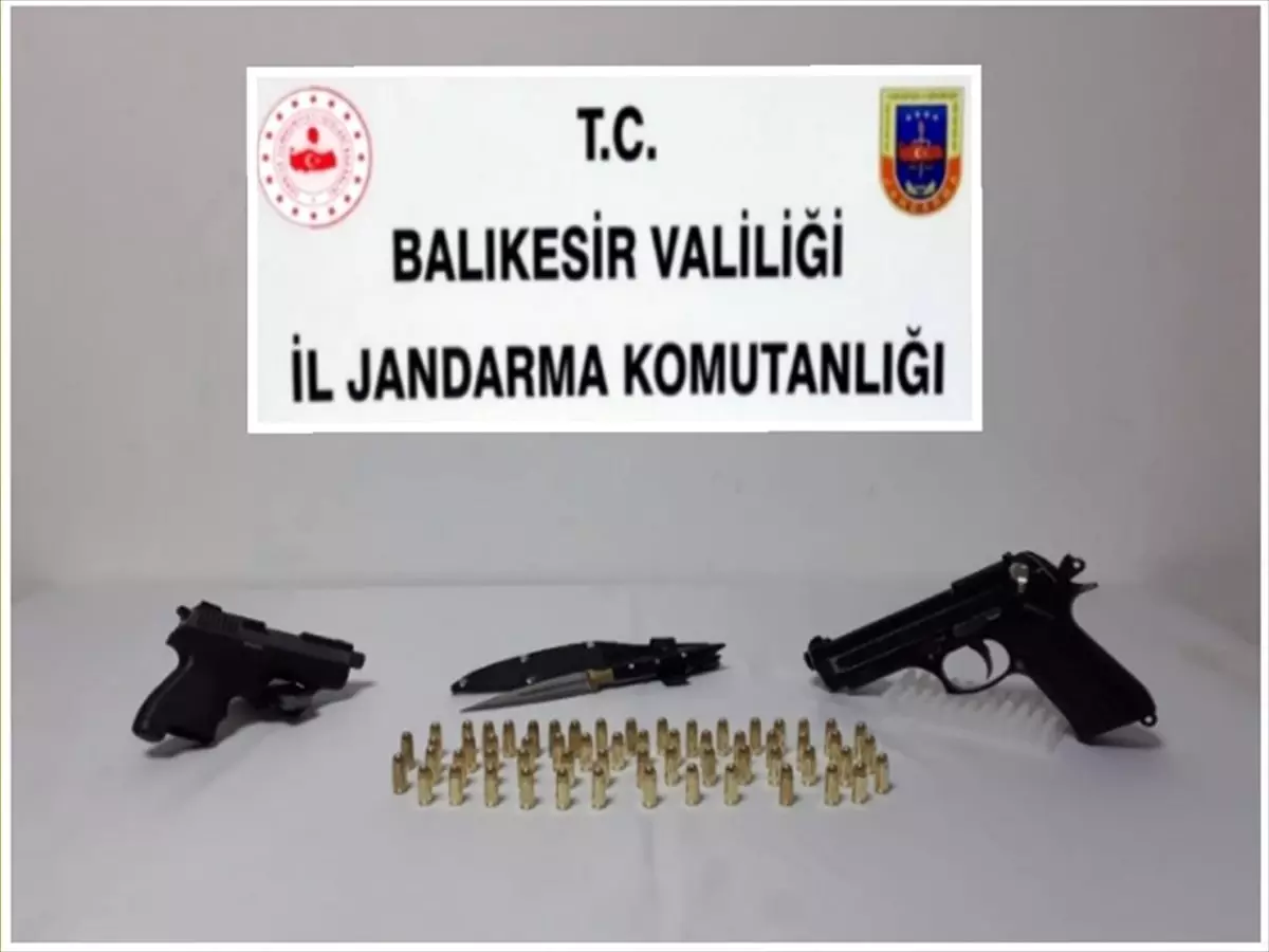 Balıkesir\'de jandarmadan uyuşturucu ve silah operasyonu