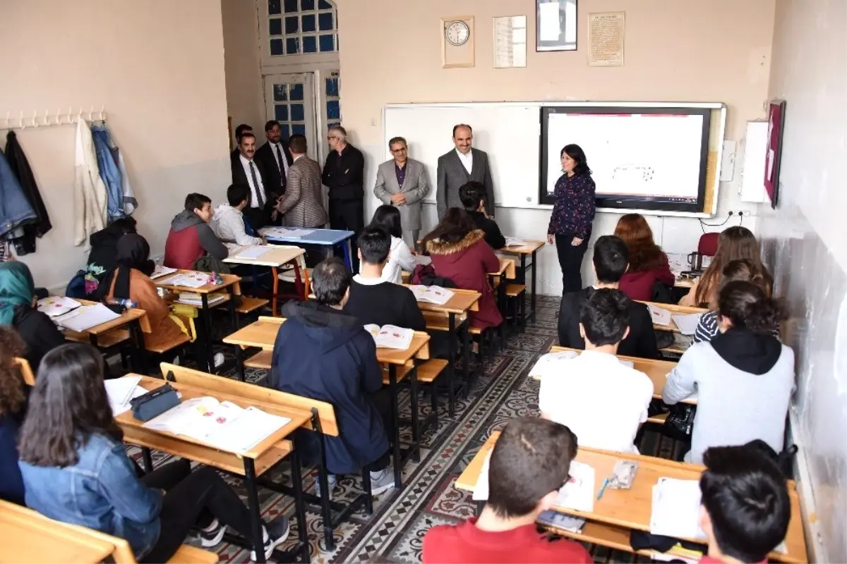 Başkan Altay mezun olduğu lisede anılarını tazeledi