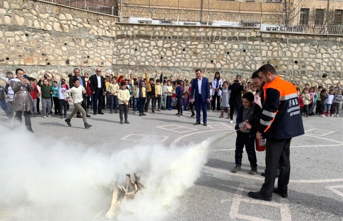 Bayburt\'ta öğrencilere deprem ve yangın eğitimi veriliyor